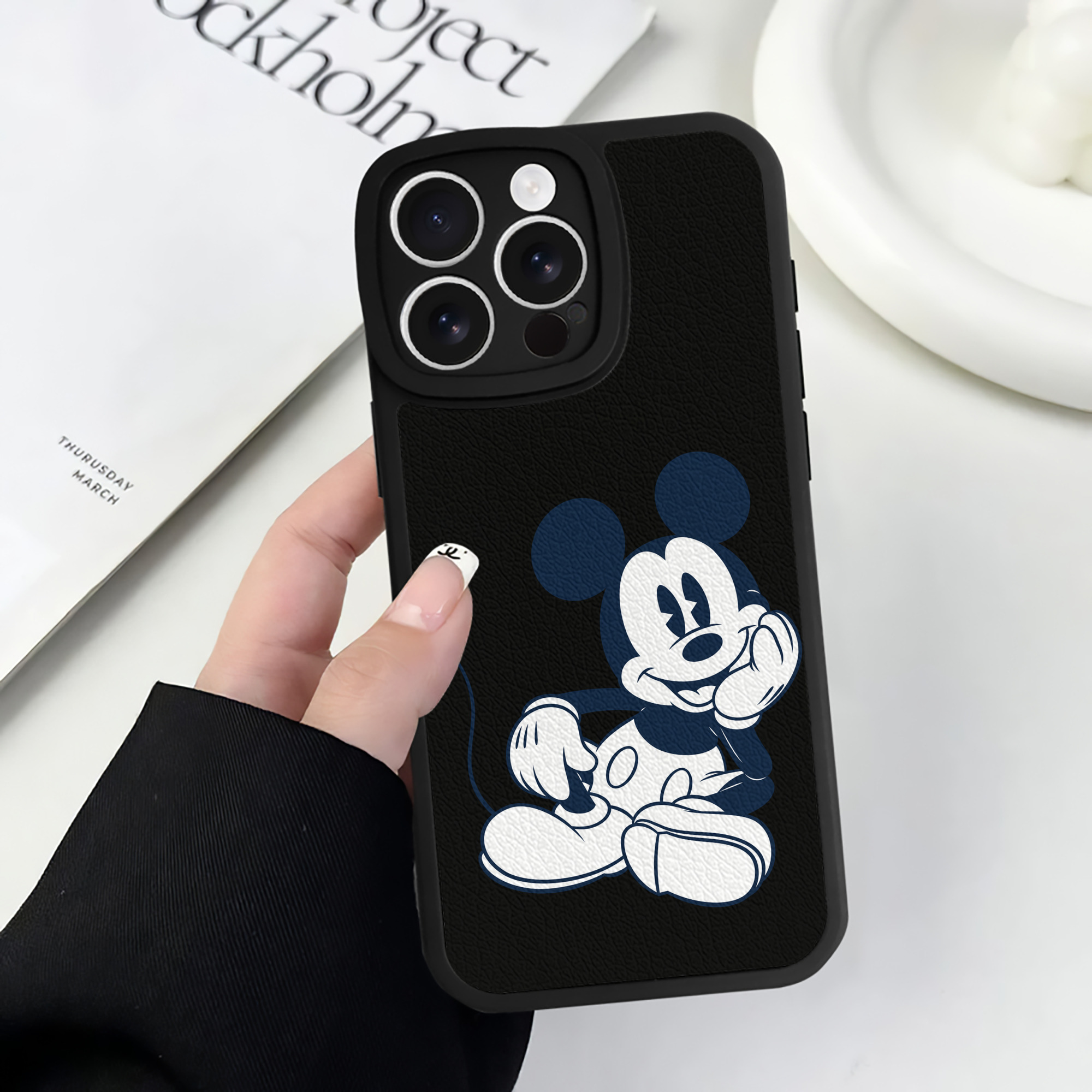 （画像用） ミッキーマウス Mickey Mouse 【iPhone 16シリーズ対応】シリコンスマホケース（レザー調） 材質：シリコン